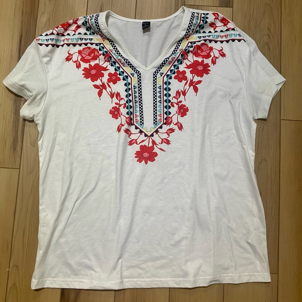Emery Rose V-Neck Floral Print Tee Sz XL